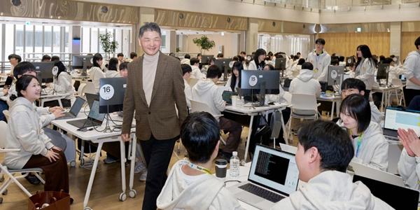 카카오 창업주 김범수 2년 만에  깜짝 등장   신입사원에 AI 중심 업무 강조