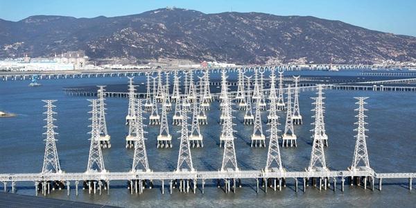 AI 에너지  패권 경쟁 서 중국 한발 앞서  트럼프 재생에너지 차별이 패착 키워 