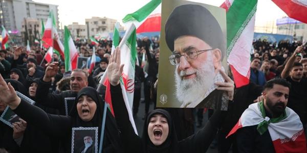 이란 최고지도자 하메네이 미국 공습에 사망  3인 체제 임시 지도자위 구성