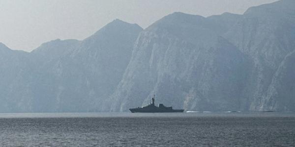  중동전쟁  이란 호르무즈 해협 봉쇄 후 민간 선박 4척 피격  한국 에너지 수입 수출 차질 전망