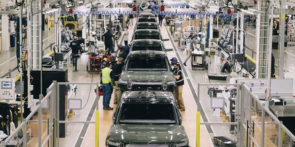 현대차 테슬라 이어 리비안도 AI 로봇 개발에 속도   공장서 진짜 일하는 로봇 만든다 