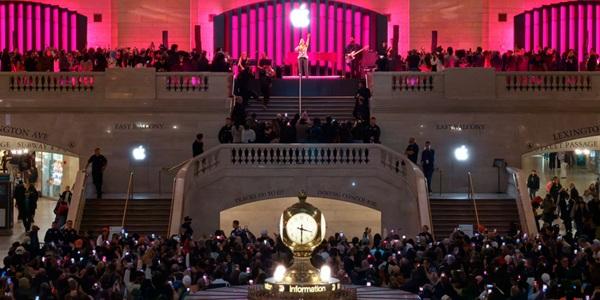 애플 창립 50주년에  미래 불확실  비판 나와   AI 전략 변화에 중요한 기로 