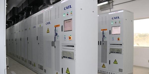 중국 배터리  물량공세 로 세계 에너지 전환 가속  미국은 무역장벽 더 높여