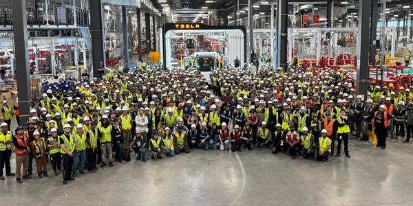 테슬라 양산형 전기 트럭  세미  첫 출하  1회 충전에 최대 800  주행 