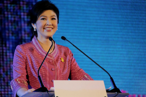 '오빠의 총리' 잉락, 오빠 탓에 위기