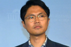 레진코믹스 음란성 논란 불붙어, 유료 웹툰 위기 직면