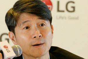 LG 스마트폰 기로, 조준호 V10과 넥서스5X '투 트랙' 승부수