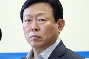 신동빈, 롯데 계열사 5곳에서 상반기 보수 48억7500만 원 받아