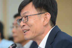 김상조, 공정위 첫 위기 앞에 몸 낮추며 신뢰회복 힘써 