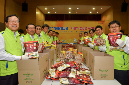 김용환, NH농협금융 경영진과 불우이웃에게 농산물 전달 