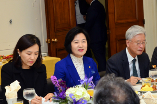 추미애 “한미FTA로 미국도 이득, 재협상 요구 적절치 않아”