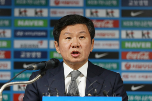 정몽규 몸을 쪼개야 할 형편, 현대산업개발 개편에 월드컵도 험해 