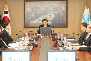 금통위 "주요국 통화정책 정상화 속도 빨라지면 자본유출 가능성"