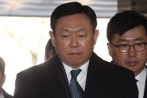 신동빈 '박근혜 게이트'로 징역 2년6개월 선고받고 법정구속 