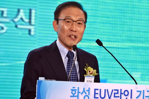 <a href='https://www.businesspost.co.kr/BP?command=article_view&num=214003' class='human_link' style='text-decoration:underline' target='_blank'>김기남</a> “화성사업장을 삼성전자 반도체 중심지로 삼겠다”