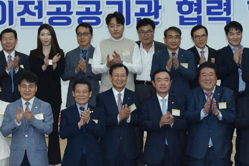 <a href='https://www.businesspost.co.kr/BP?command=article_view&num=170146' class='human_link' style='text-decoration:underline' target='_blank'>김종갑</a> “한전 나주 에너지밸리를 성장동력의 혁신거점으로 만든다”