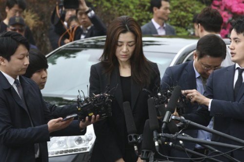 [Who Is ?] <a href='https://www.businesspost.co.kr/BP?command=article_view&num=372778' class='human_link' style='text-decoration:underline' target='_blank'>조현민</a> 전 진에어 부사장