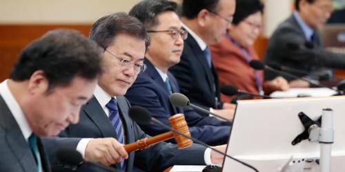 문재인, 취임 1주년 앞두고 “자만하지 말고 초심 지켜야”