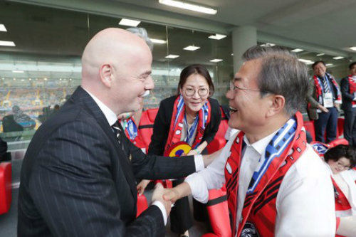 문재인 “월드컵 남북 공동개최 추진”, FIFA 회장 “지금부터 준비”