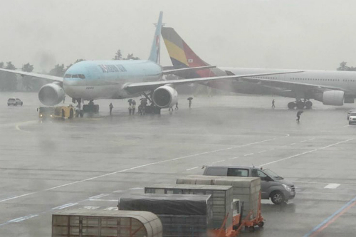김포공항에서 대한항공과 아시아나항공 여객기 접촉사고 
