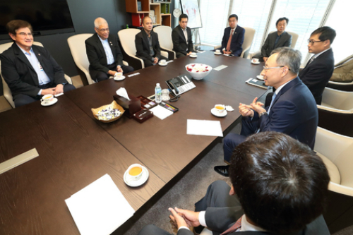 황창규, 필리핀에 