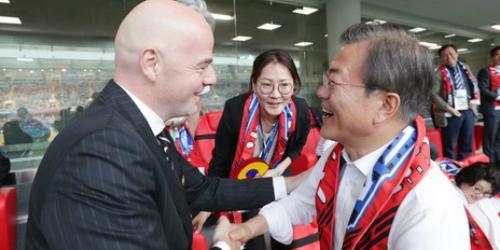 문재인 “월드컵 남북 공동개최 추진”, FIFA 회장 “지금부터 준비”