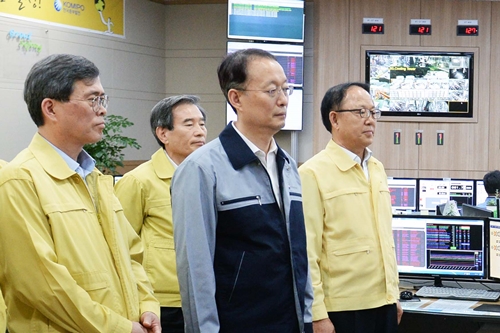 [오늘Who] 에너지정책에 불똥 튈까, 백운규 여름 전력 '긴장의 고삐'    