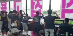 한국GM 비정규직, 이틀째 사장실 점거하며 회사와 대화 요구