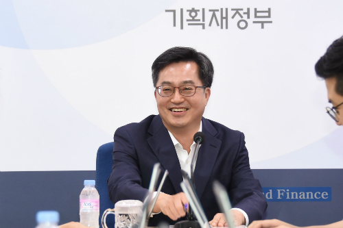 <a href='https://www.businesspost.co.kr/BP?command=article_view&num=322825' class='human_link' style='text-decoration:underline' target='_blank'>김동연</a> “적극적 재정 필요, 내년 사회간접자본 예산 늘리겠다”