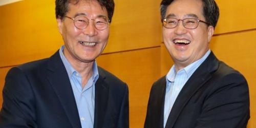 장하성 김동연, 두 번째 정례회동에서 손 꼭 붙잡아 