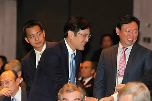 [Who Is ?] <a href='https://www.businesspost.co.kr/BP?command=article_view&num=410377' class='human_link' style='text-decoration:underline' target='_blank'>김동관</a> 한화큐셀 전무 