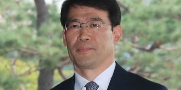 검찰, ‘영장심사 개입 의혹’ 부장판사 신광렬 불러 조사 