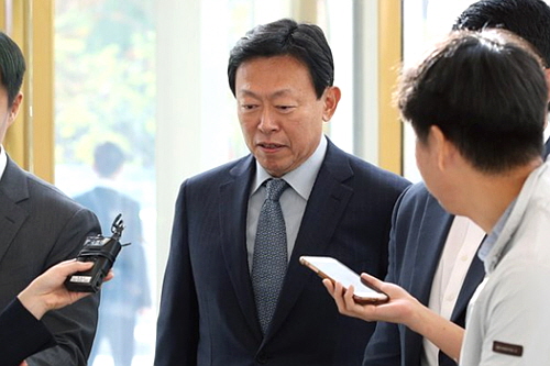 [오늘Who] '국가경제' 강조한 <a href='https://www.businesspost.co.kr/BP?command=article_view&num=425366' class='human_link' style='text-decoration:underline' target='_blank'>신동빈</a>, 롯데 투자계획 대폭 손보나 