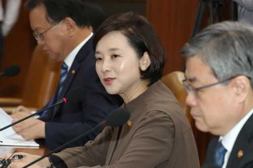 <a href='https://www.businesspost.co.kr/BP?command=article_view&num=176904' class='human_link' style='text-decoration:underline' target='_blank'>유은혜</a>, 사회관계장관회의에서 “사회의 포용성 높이는 정책 펼쳐야”