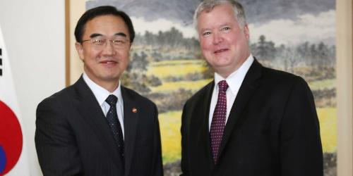 조명균, 미국 대북특별대표 만나 “남북관계와 북미관계 보폭 맞춰야”