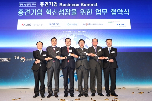 <a href='https://www.businesspost.co.kr/BP?command=article_view&num=303034' class='human_link' style='text-decoration:underline' target='_blank'>손태승</a>, 우리은행 2022년까지 3조 투입해 중견기업 지원