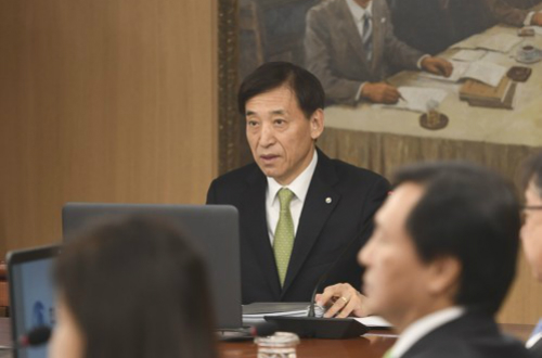 한국은행, 미국 금리와 한국 경기 사이에서 내년 금리 '줄타기' 