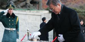 문재인, 현충원 참배하고 방명록에 '함께 잘 사는 나라'  