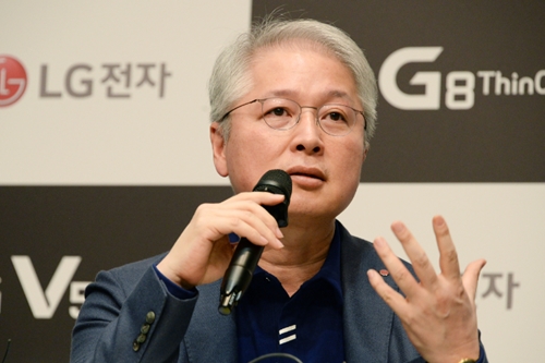 권봉석, LG전자 접는 스마트폰 전까지 듀얼스크린 강하게 밀고간다 