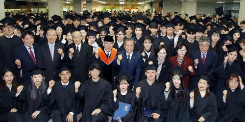 문재인, 유한대 졸업식 참석해 “장벽에 좌절해 도전 포기 말아야”