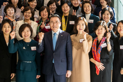 신한금융 여성리더 육성 프로그램 가동, 조용병 "여성리더 교류" 