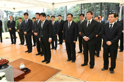 권오갑, 정주영 선영 찾아 대우조선해양 성공적 인수 다짐