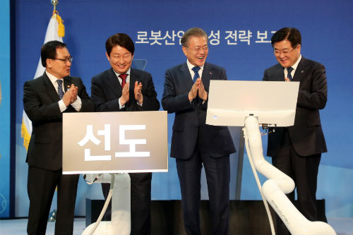 <a href='https://www.businesspost.co.kr/BP?command=article_view&num=225743' class='human_link' style='text-decoration:underline' target='_blank'>권영진</a> "로봇산업으로 대구 제조업 혁신", <a href='https://www.businesspost.co.kr/BP?command=article_view&num=266670' class='human_link' style='text-decoration:underline' target='_blank'>문재인</a>도 참석해 격려