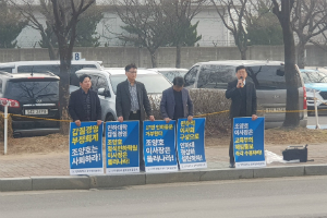 북새통 대한항공 주총장, 조양호 '불명예 퇴진'에 순간 아수라장 