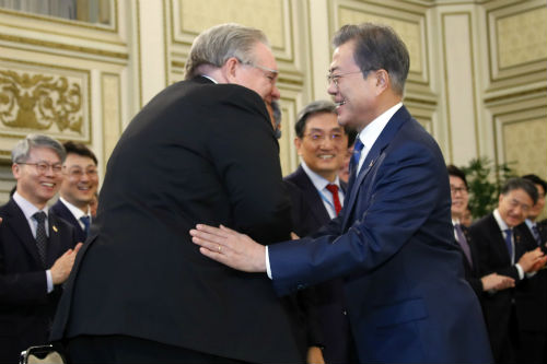 문재인, 외국 기업인 만나 “한국은 세계에서 가장 매력적 시장”