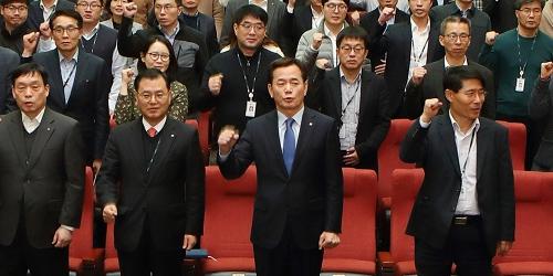 양수영, 석유공사 인력감원 포함한 비상경영계획 내놓고 결의 다져 