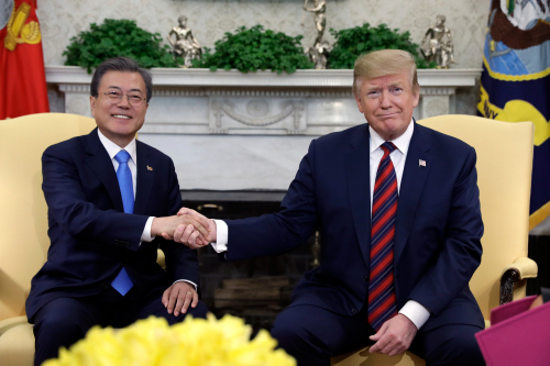 문재인, 트럼프 만나 “남북 정상회담 빠른 시일 안에 열겠다"