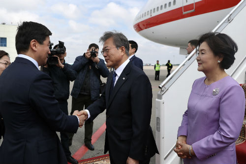 문재인 “기차로 타슈켄트역에 내리도록 한반도 평화 이루겠다”