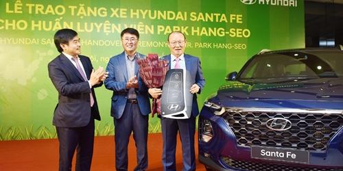 현대차, 베트남 '국민영웅' 대접받는 박항서에게 싼타페 증정