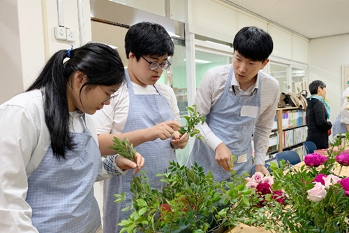 한화투자증권, 국립서울농학교 찾아 꽃꽂이수업 봉사활동 펼쳐 